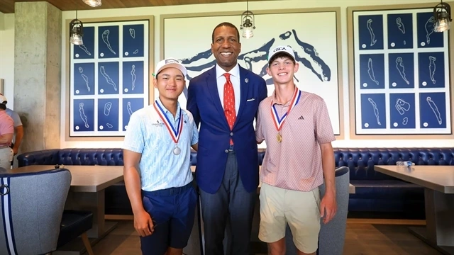 USGA President Fred Perpall enjoys a moment after the prize ceremony with US Junior Amateur champion Hamilton Coleman and runner-up Nguyễn Anh Minh at Trinity Forest GC.