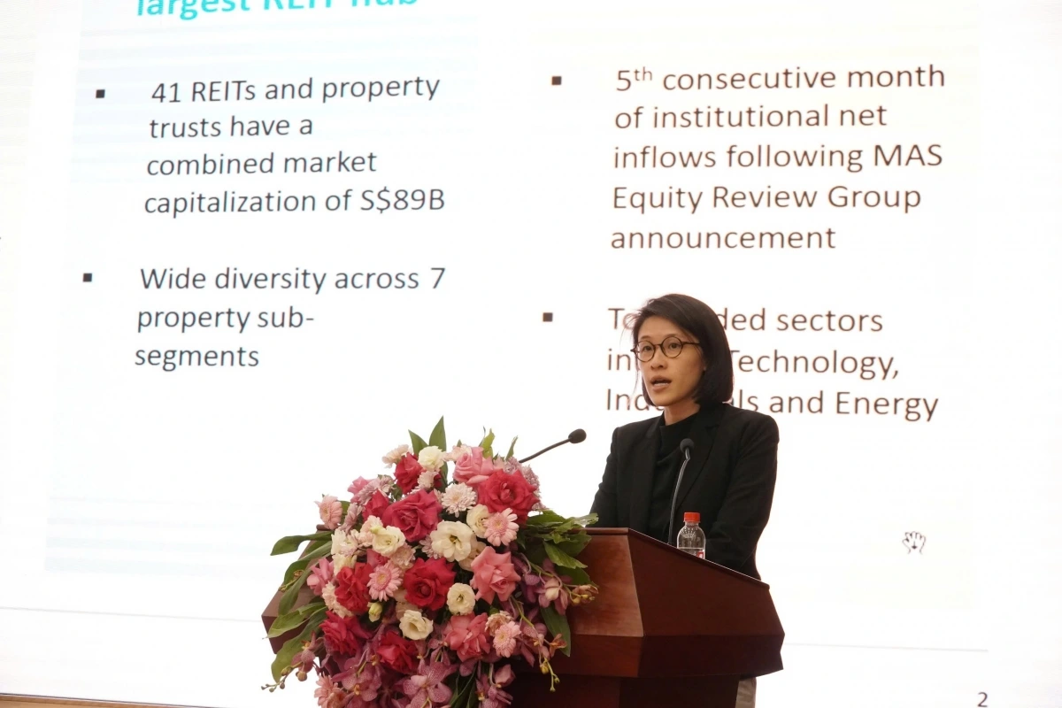 Bà Bernice Tan - Phó Chủ tịch Sở GDCK Singapore trình bày tại hội thảo