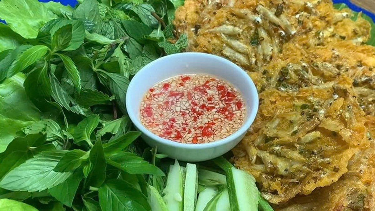 Cá cơm sông nhúng bột chiên trở thành món đặc sản tại các nhà hàng lớn.