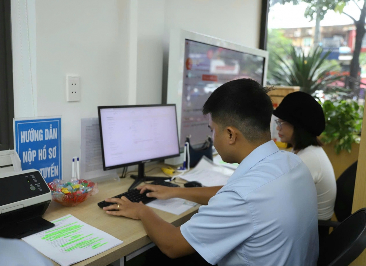 Người dân được nhân viên Trung tâm Phục vụ hành chính công hướng dẫn nộp hồ sơ trực tuyến trên hệ thống Cổng Dịch vụ công quốc gia.