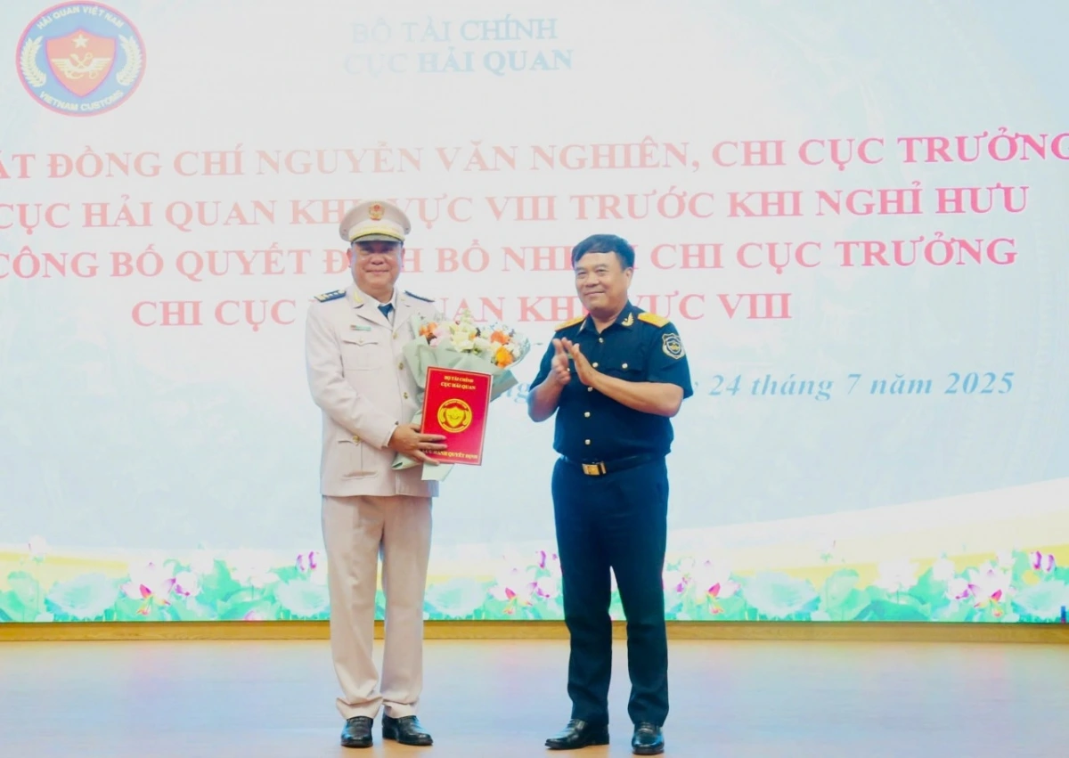 Ông Nguyễn Văn Thọ, Cục trưởng Cục Hải quan trao Quyết định bổ nhiệm ông Phạm Quốc Hưng, Phó Chi cục trưởng Chi cục Hải quan khu vực VIII giữ chức Chi cục trưởng Chi cục Hải quan khu vực VIII