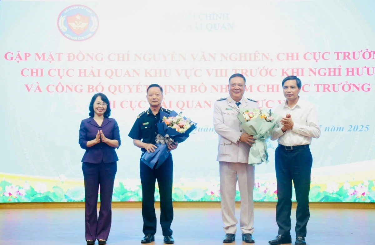 Lãnh đạo tỉnh Quảng Ninh tặng hoa chúc mừng ông Nguyễn Văn Nghiên và ông Phạm Quốc Hưng
