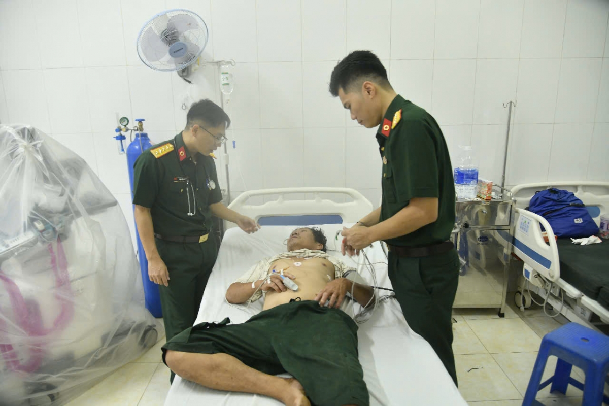 Ngư dân Đ.T được lực lượng quân y cấp cứu. Ảnh: CTV