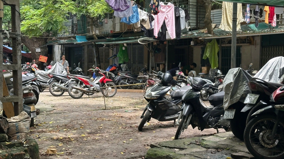 Ông Tuấn cư dân sống tại dãy nhà H4 chia sẻ: "Chúng tôi lo lắng không biết cắm điện ở đâu để sạc. Kéo điện tạm bợ rất nguy hiểm đưa xe lên nhà thì không thể. Nếu không có phương án hỗ trợ, chúng tôi không biết sẽ làm thế nào".
Ông Tuấn cũng bày tỏ, mong muốn cư dân được thành phố Hà Nội khảo sát thực trạng các khu tập thể cũ, chưa cải tạo để có phương án bố trí chỗ để xe và cấp nguồn điện an toàn. Để người dân chuyển đổi phương tiện một cách thuận lợi, an toàn.