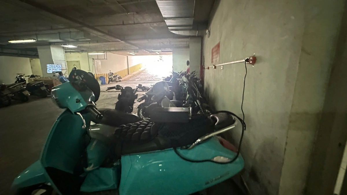 Khoảng 40 xe máy điện của cư dân sinh sống trong tòa nhà được bố trí ở một khu vực riêng cách xa nơi để xe máy.