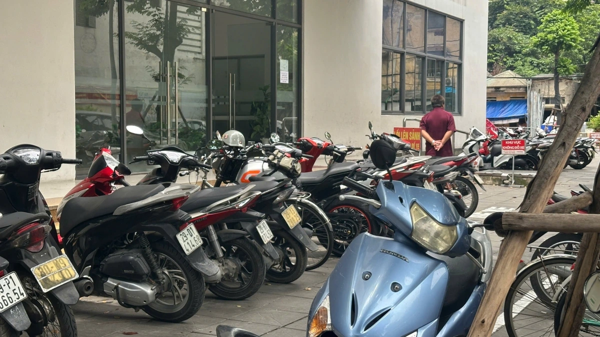 Ông Mai Xuân Cung, người dân sinh sống tại tòa N3 cho biết, ban quản trị tòa có phương án bố trí cho 500 xe điện nếu Thành phố dừng xe máy xăng hoạt động hoàn toàn. "Chúng tôi đã có phương án quy hoạch thành dãy để sạc xe điện dự tính 500 xe điện, chúng tôi đã thống nhất ý kiến nhưng việc đầu tư quá lớn so với kinh phí của ban quản trị nên chờ thành phố hỗ trợ thêm"- ông Cung nói.