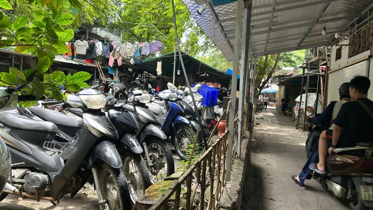 Trong khi đó, các dãy nhà có tuổi đời hơn 40 năm, hệ thống điện và hạ tầng kỹ thuật đã hư hỏng nặng lại không được thiết kế chỗ để xe. Cư dân phải gửi xe dưới sân chung giữa hai dãy nhà, nơi không có mái che, càng không có hệ thống điện đảm bảo cho việc sạc pin xe điện.