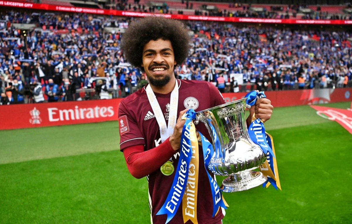 Hamza Choudhury cùng Leicester City vô địch FA Cup 2021. (Ảnh: Getty)