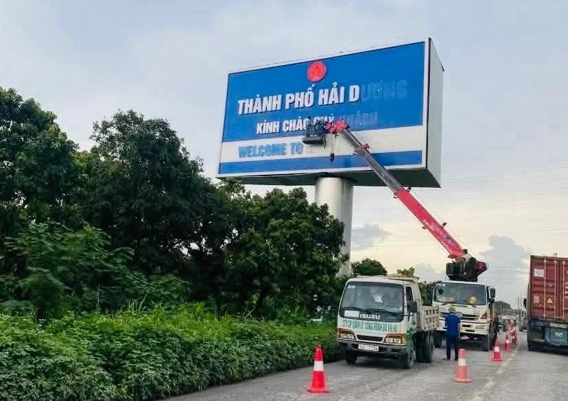 Trước ngày sáp nhập với Hải Phòng, tấm biển ghi tên thành phố Hải Dương được tháo gỡ, chỉnh sửa lại. Ảnh: MXH