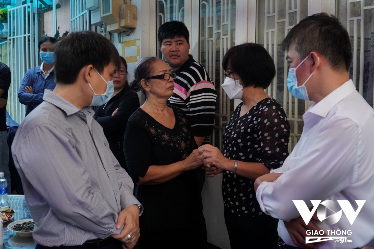 Những lần thăm viếng gia đình thân nhân người hiến tạng, bác sĩ phát hiện ra nhiều hoàn cảnh nhiều em bé mồ côi cha bấp bênh con đường học hành sau khi người thân không may qua đời