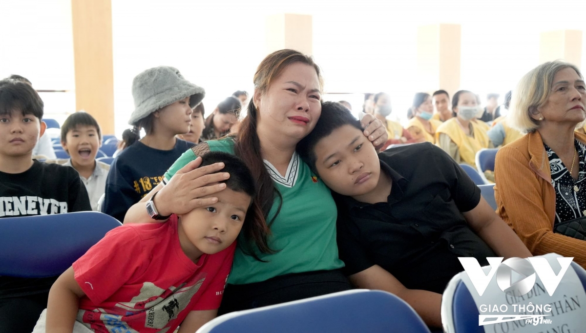 Thân nhân người hiến tạng xúc động khi xem lại phóng sự tư liệu về hoàn cảnh của nhiều gia đình hiến tạng trong gần 1 thập kỷ qua
