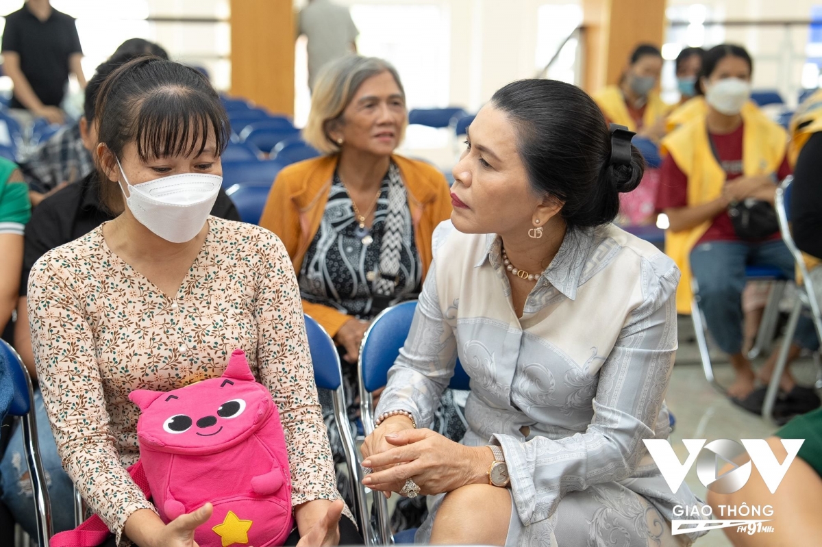 Một số tiền nhỏ giúp đỡ các con học hành, song ở những vùng quê nghèo là giải quyết phần nào gánh nặng kinh tế gia đình