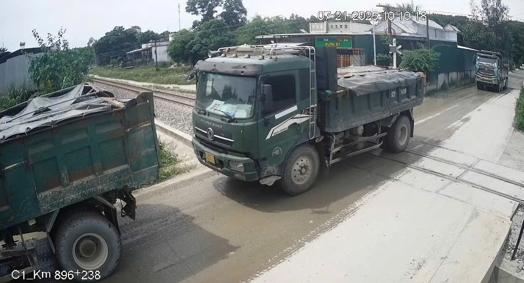 Hình ảnh chiếc xe dừng giữa đường ngang giao nhau với đường sắt được camera ghi lại