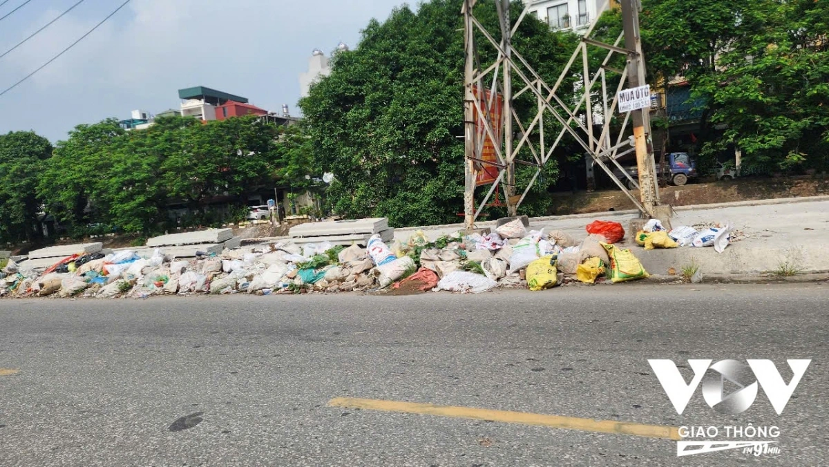 Vấn nạn đổ trộm phế thải xây dựng cũng diễn ra phổ biến tại tuyến đường Tam Trinh