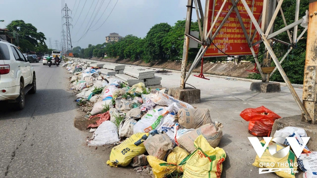 Nhiều vị trí bên phải tuyến đường Tam Trinh – nơi vỉa hè lề đường đã thi công xong thường xuyên bị đổ trộm phế thải.
