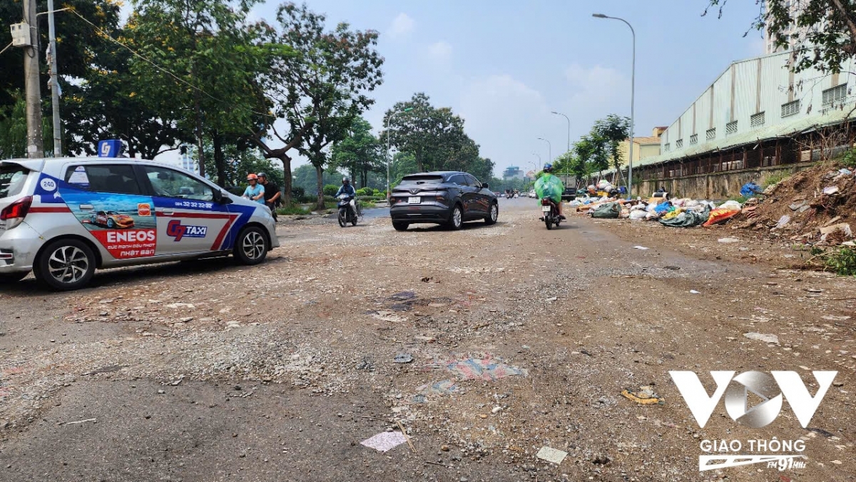 Đoạn đường từ đường 2,5 đến nút giao đường Nguyễn Đức Cảnh còn 20m đang thi công dở dang, tạo thành nhiều ổ gà, ổ voi dưới lòng đường_ vỉa hè thì trở thành điểm tập kết rác thải tự phát.