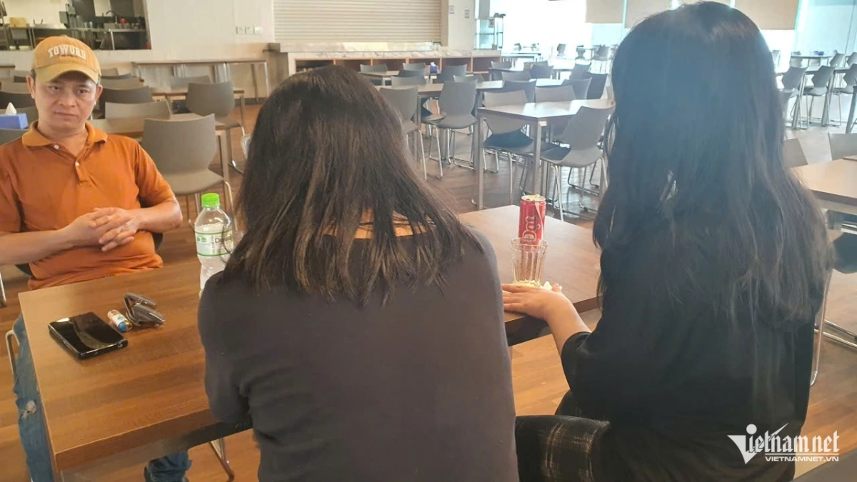 Bé T. ngoài cùng bên phải cùng bố mẹ
