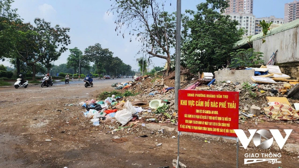 Phía sau tấm biển cấm đổ rác, rác vẫn ngập tràn và được vứt la liệt, thậm chí tràn xuống lòng đường, gây ô nhiễm môi trường và cản trở giao thông.