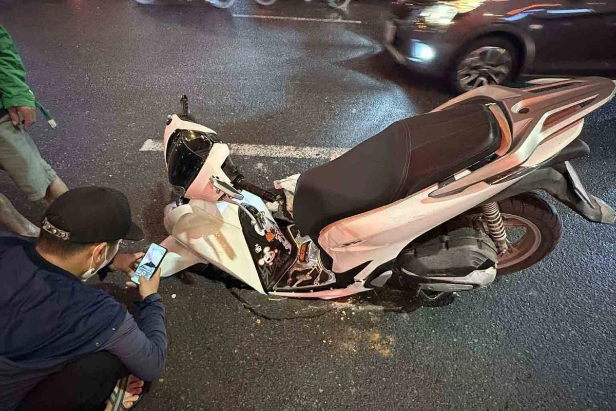 Hố sụt lún suýt "nuốt chửng" xe SH trên đường Trường Chinh, tối 26/7. Ảnh: Trần Đạt