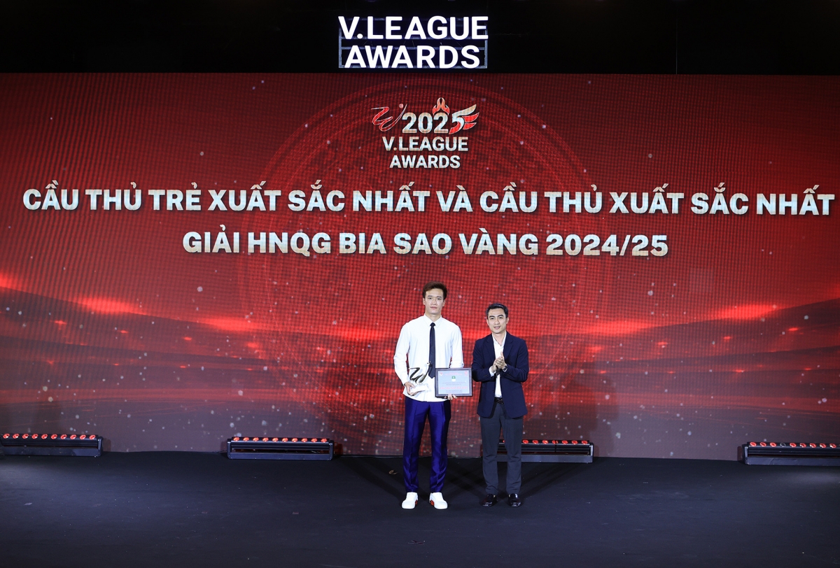 Hoàng Đức nhận danh hiệu Cầu thủ xuất sắc nhất giải hạng Nhất. Tiền vệ sinh năm 1998 ghi 3 bàn, 2 pha kiến tạo.