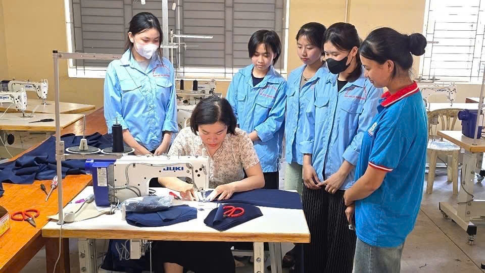 Một buổi học nghề may tại trường trung cấp nghề Nga sơn.