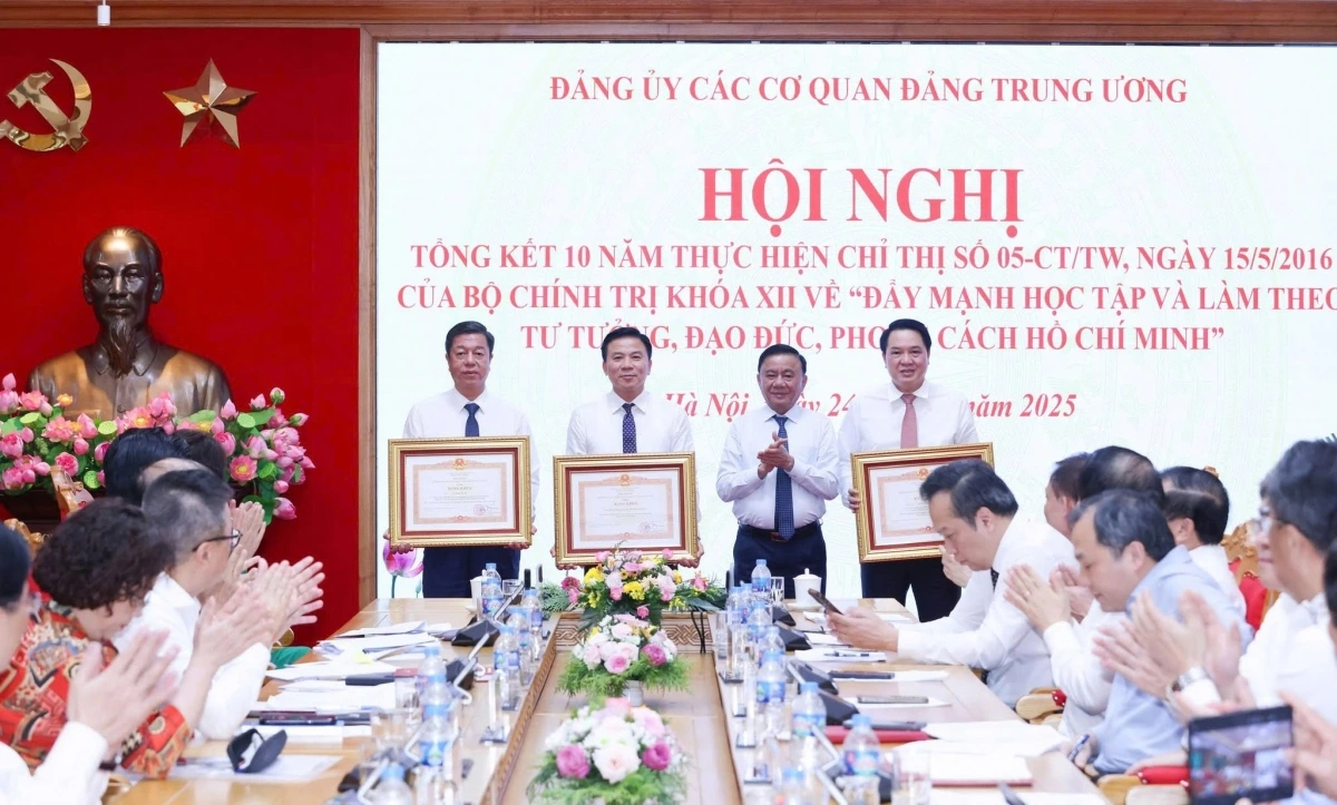 Thường trực Ban Bí thư Trần Cẩm Tú trao Bằng khen của Thủ tướng Chính phủ tặng một tập thể, 2 cá nhân. Ảnh: PV