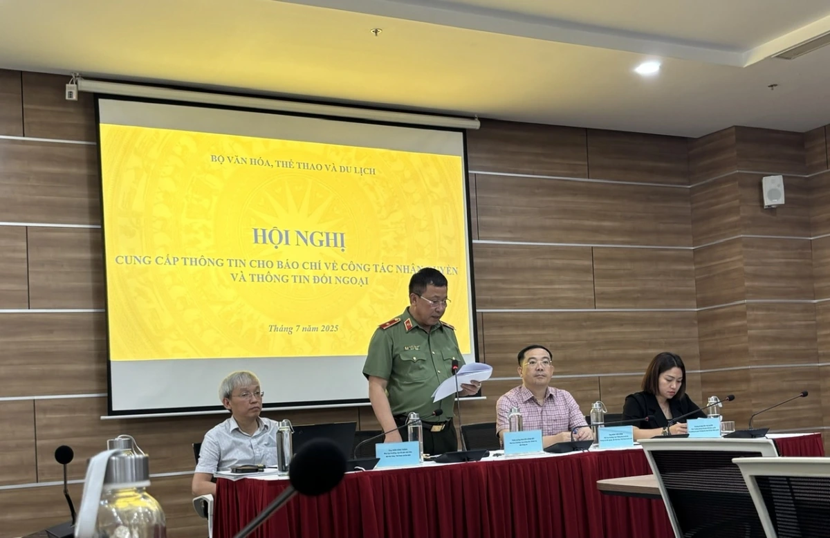 Thiếu tướng Nguyễn Công Bảy, Phó Cục trưởng Cục Công tác chính trị, Bộ Công an cung cấp thông tin cho báo chí.