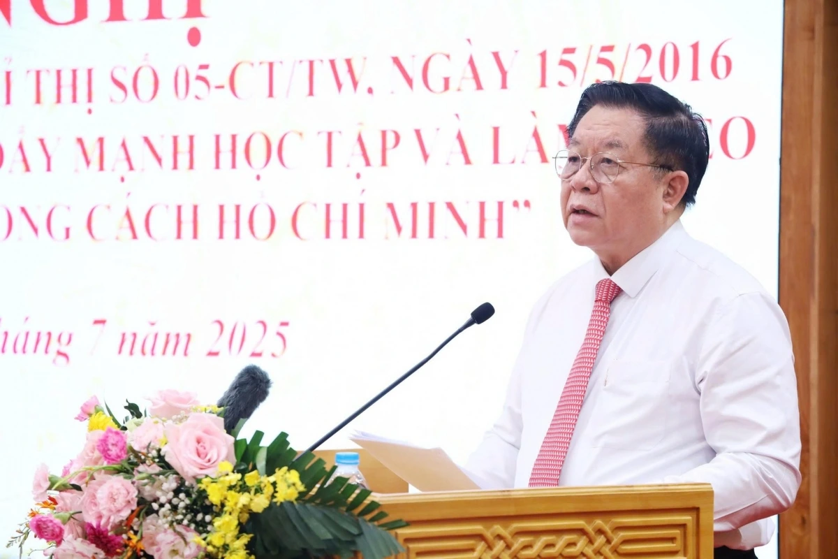 Trưởng ban Ban Tuyên giáo và Dân vận Trung ương Nguyễn Trọng Nghĩa phát biểu tại hội nghị. Ảnh: PV