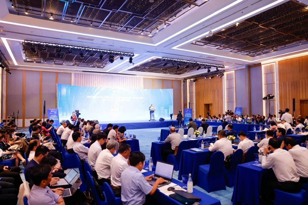 Lãnh đạo các bộ, ngành, chuyên gia kinh tế, đô thị, giáo dục, đại diện doanh nghiệp tham dự Hội thảo