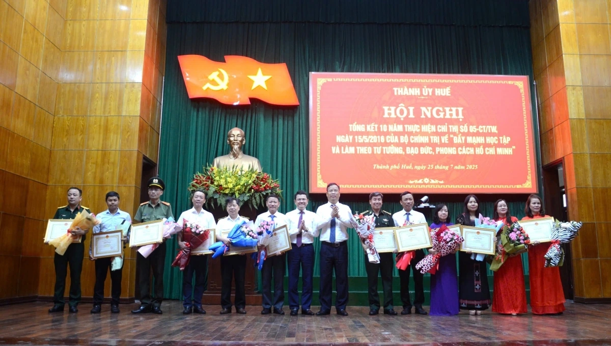Trao Bằng khen của Chủ tịch UBND thành phố Huế tặng 10 cá nhân có thành tích xuất sắc trong thực hiện Chỉ thị 05  