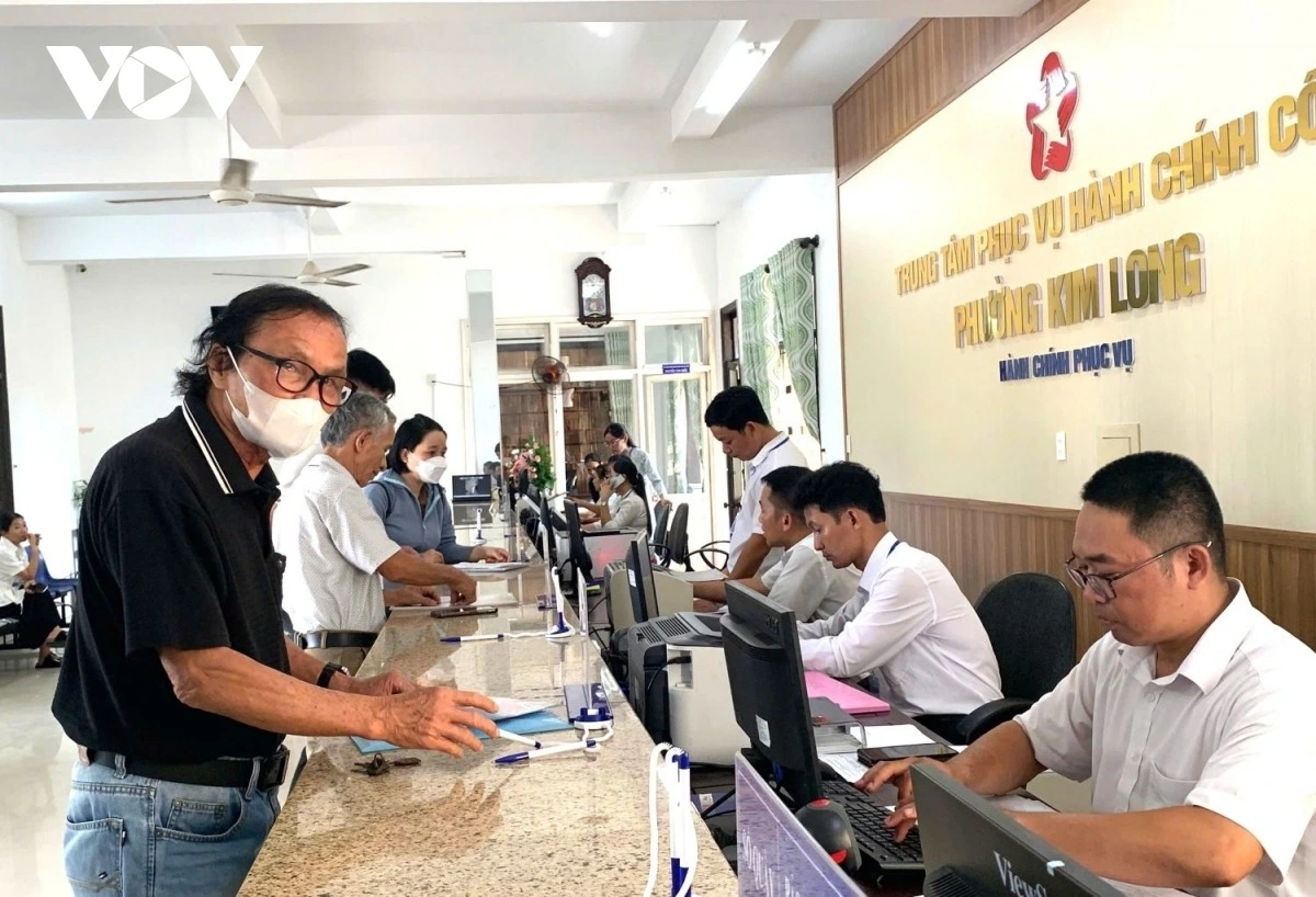 Người dân đến làm thủ tục hành chính tại phường Kim Long, thành phố Huế