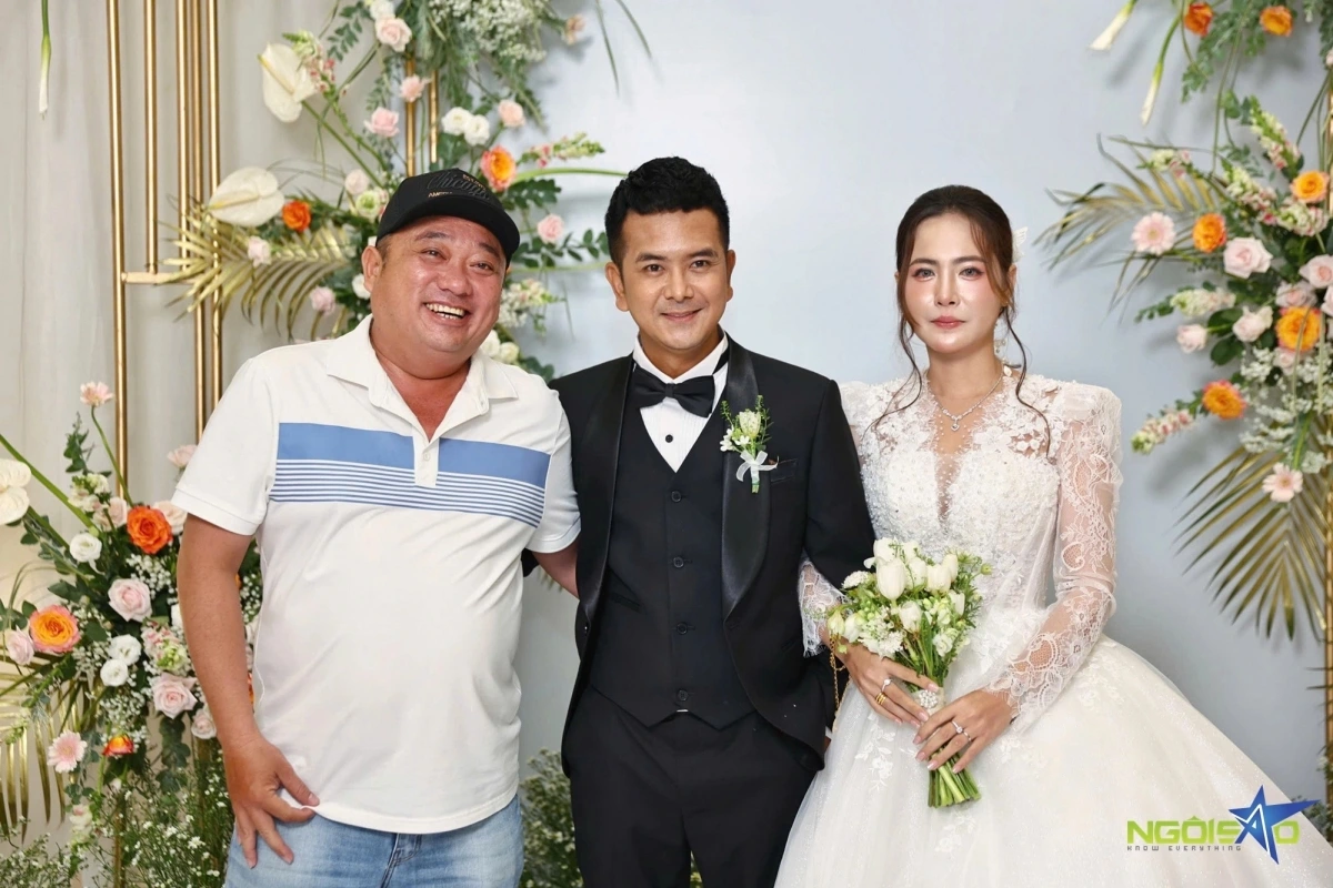 Phùng Ngọc cười tươi trong ngày trọng đại của bạn thân. Anh và Hùng Thuận chơi thân từ lúc đóng phim 'Đất phương Nam' hồi tuổi teen, từng có giai đoạn xảy ra hiểu lầm nhưng sau đó hòa giải năm 2015.