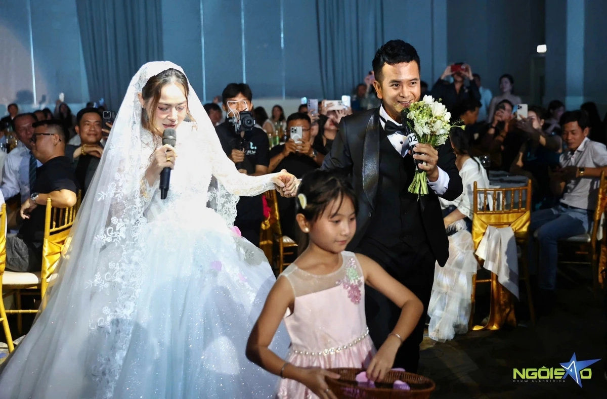 Hùng Thuận cười tươi, ngắm nhìn vợ trong ngày trọng đại. Suốt lễ cưới, anh nhiều lần dành cho cô dâu Tuệ Lâm cử chỉ thân mật, trao cho cô những nụ hôn quấn quýt.