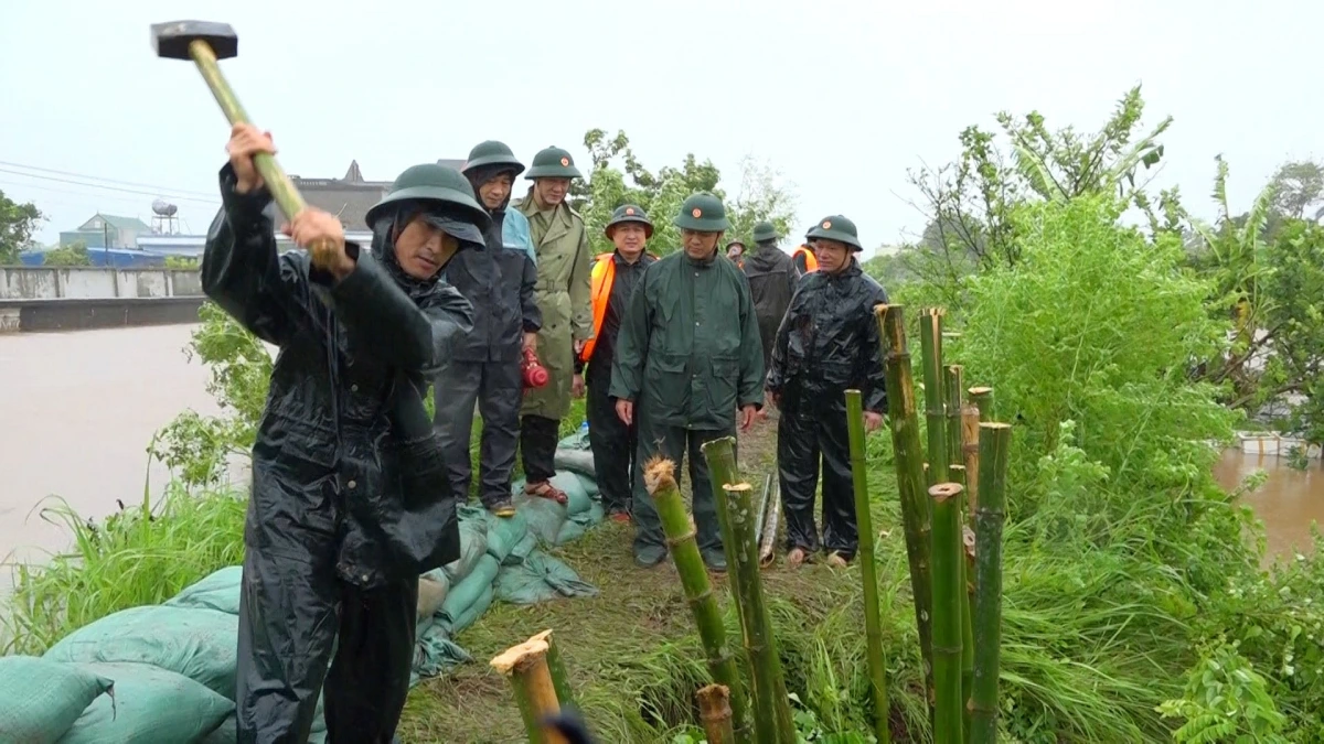 Bộ Chỉ huy Quân sự tỉnh đã điều động 60 chiến sĩ cùng chính quyền và nhân dân xã Hồng Vũ khắc phục sự cố