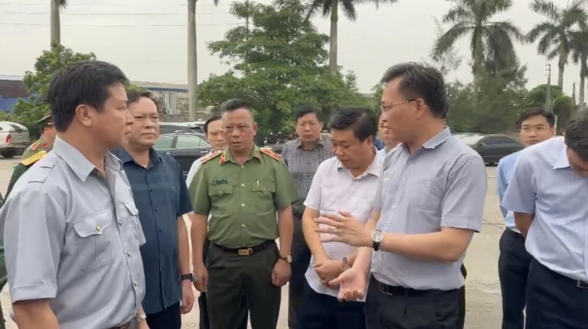 Lãnh đạo tỉnh Hưng Yên đi kiểm tra công tác phòng, chống bão số 3 tại địa bàn xung yếu. Ảnh: PV