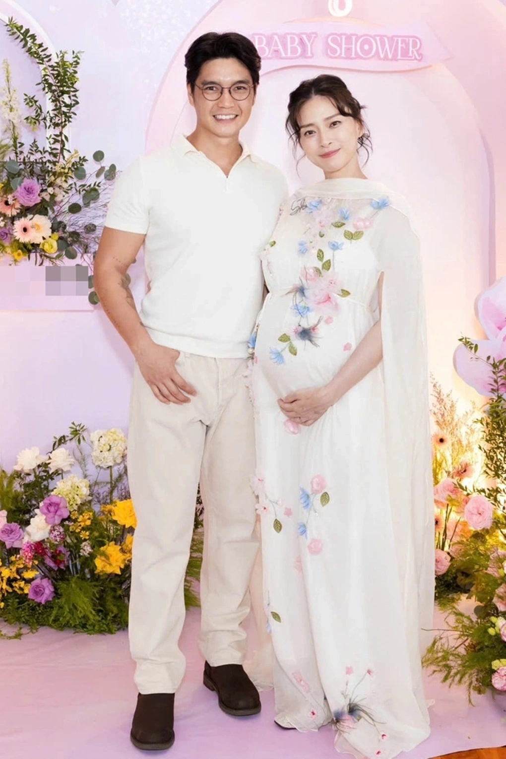 Sao Việt 12/7: Huy Trần đăng tải video hài hước về cuộc sống thường nhật của hai vợ chồng. Hình ảnh ghi lại các bữa ăn của họ, Ngô Thanh Vân liên tục nói: "Vợ ăn no rồi", sau đó đưa phần thức ăn còn lại của mình cho chồng. Huy Trần vui vẻ ăn hết giúp vợ. Xen kẽ là hình ảnh mô phỏng các giấc ngủ ngắn của anh. Cuối video, doanh nhân - đầu bếp lia máy quay xuống chiếc cân, để lộ con số 89,9 kg.