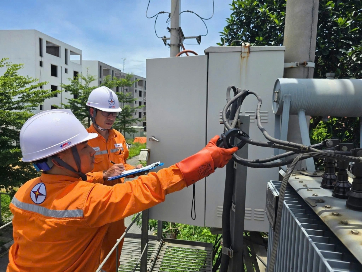 Công nhân EVNNPC kiểm tra thiết bị, đảm bảo vận hành an toàn lưới điện.