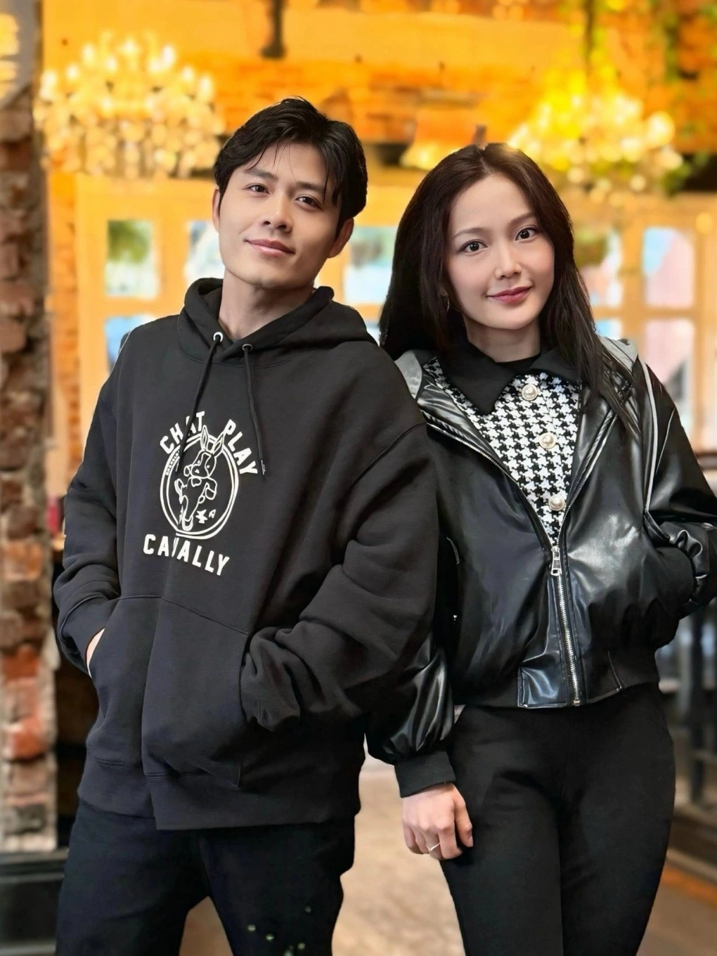 Diễn viên Anh Đào, 36 tuổi, từng đóng vai 'Hạnh cận', có cuộc sống giản dị, hiện giảng dạy ngành Trí tuệ nhân tạo tại một trường đại học ở Perth, Australia. Đầu tháng 7, trong chuyến sang Australia đưa con gái nuôi du học, nhạc sĩ Nguyễn Văn Chung có cuộc hội ngộ với diễn viên Anh Đào - người em thân thiết anh quý mến từ thời cô tham gia phim Kính Vạn Hoa.