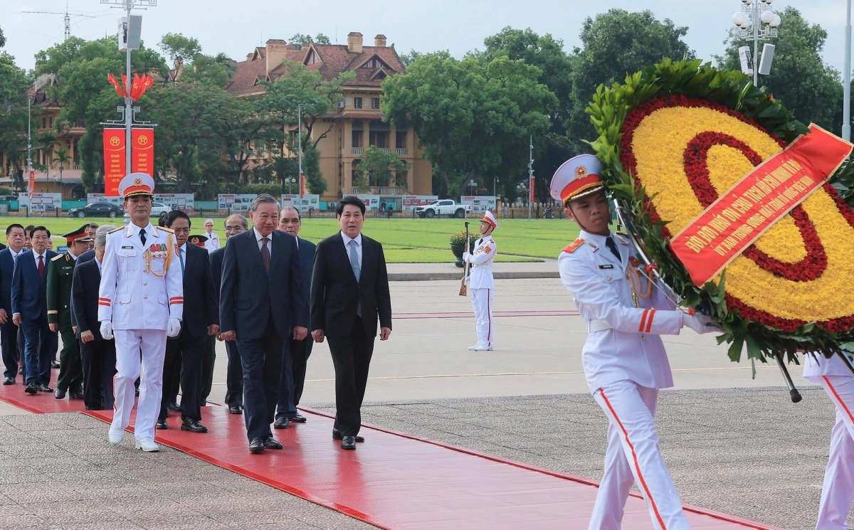 Các đồng chí lãnh đạo, nguyên lãnh đạo Đảng, Nhà nước đặt vòng hoa và vào Lăng viếng Chủ tịch Hồ Chí Minh - Ảnh: VGP/Nhật Bắc.