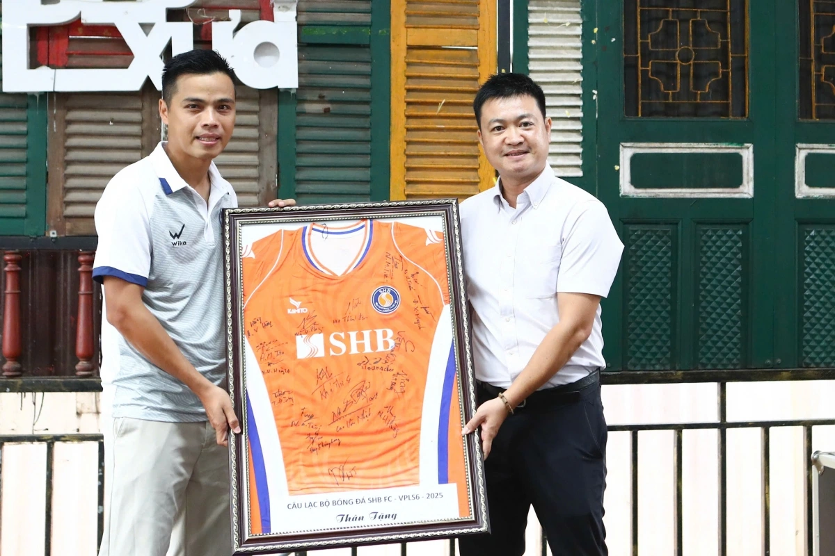 HLV Châu Anh của Friendly FC xúc động trước tấm chân tình của người hâm mộ và của chính các đội bóng đối thủ tại giải dành cho mình và toàn đội