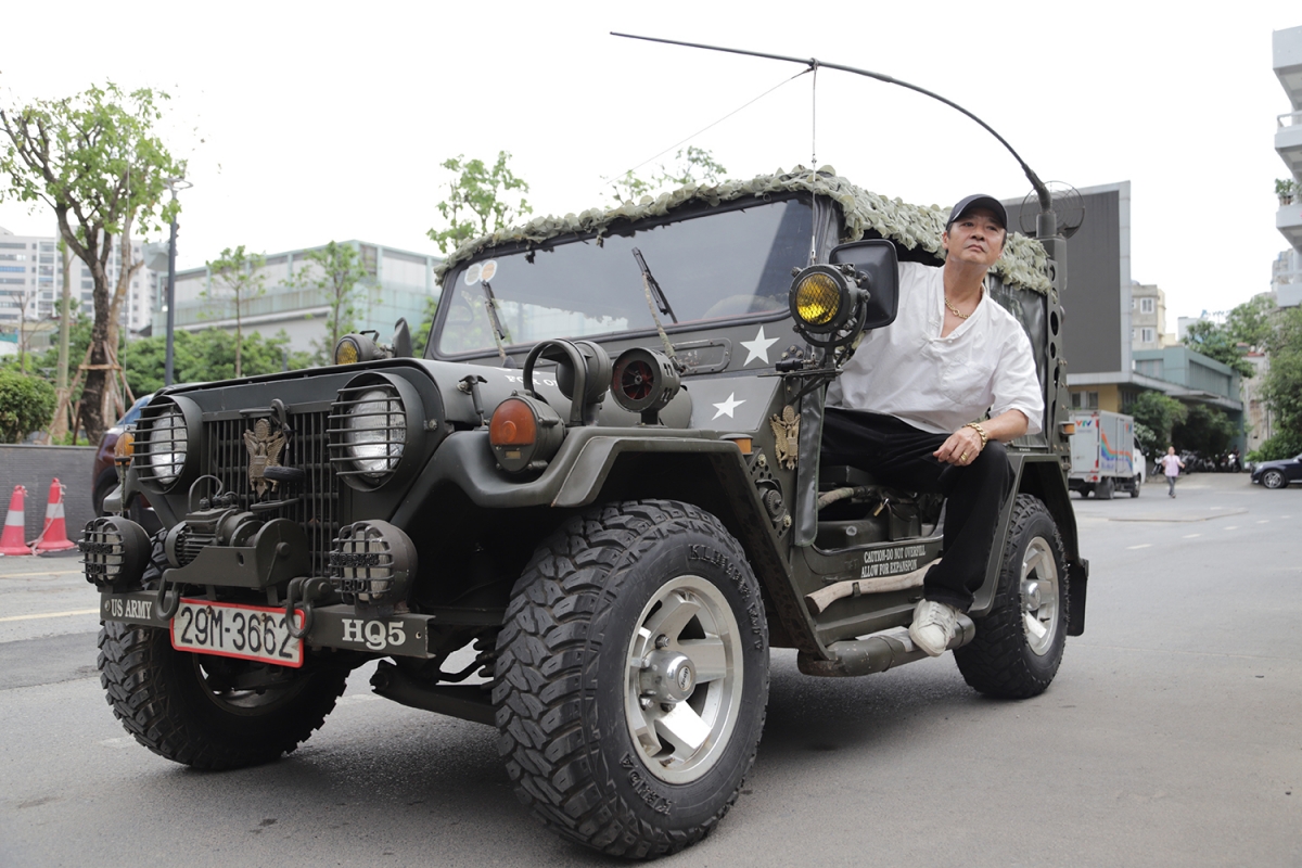 NSƯT Võ Hoài Nam và chiếc xe jeep. Ảnh: VTV