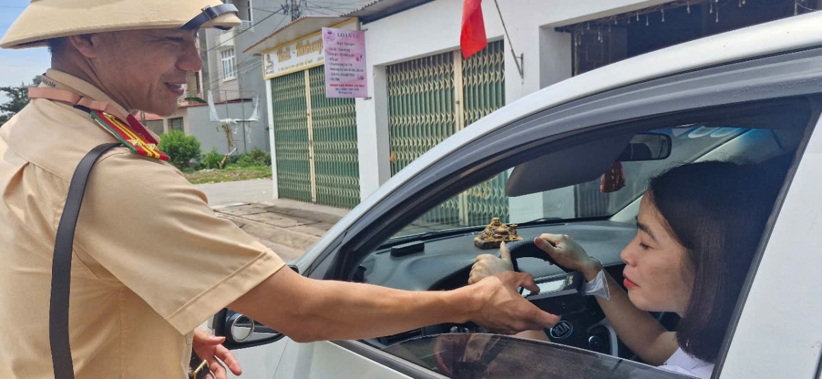 CSGT Bắc Ninh thổi nồng độ cồn