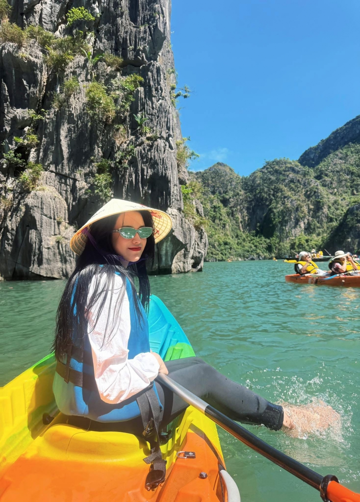 Diệp Lâm Anh thích thú khi tận hưởng mùa hè ở Vịnh Hạ Long.
