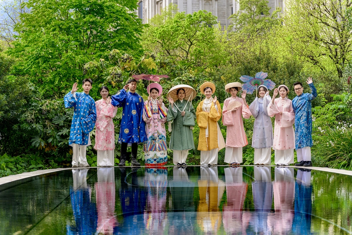 Tháng 4/2025, chương trình Việt phục bộ hành đã mở màn thành công tại khu vực St Paul's , London – nơi Việt phục tung bay trong nắng xuân nước Anh, để lại ấn tượng mạnh trong lòng cộng đồng và truyền thông.