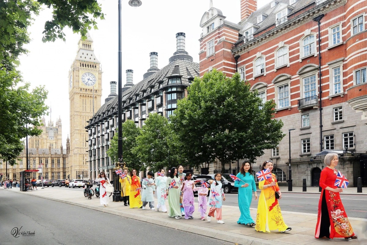 Sự kiện “Việt phục bộ hành London” không chỉ là một hoạt động văn hóa thường niên, mà còn là một hành trình tinh thần, khẳng định tình yêu sâu đậm và niềm tự hào không đổi của người Việt đối với hai quê hương – Việt Nam và Vương quốc Anh.