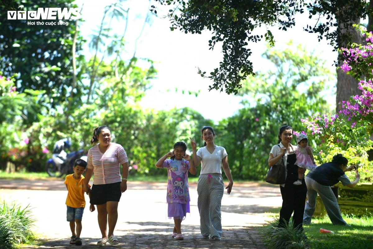 The peaceful and rustic space close to nature is also a factor in attracting many families.