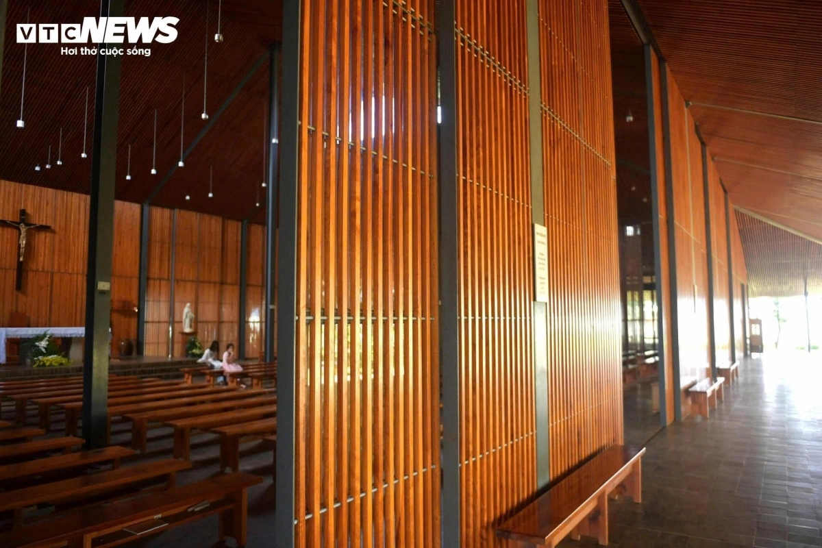 Pine wood is used in every interior structure of the church, ranging from walls, ceilings, partitions to tables and chairs.
