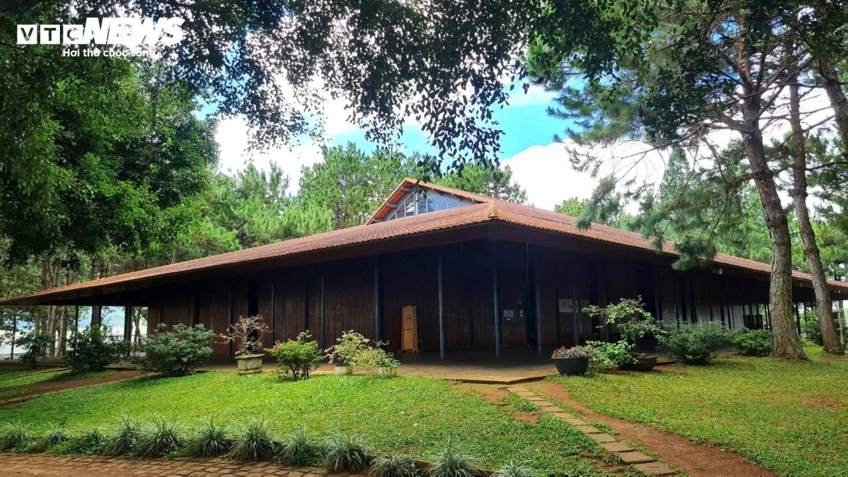 The four sides of the church are made of pine wood, whilst the roof is covered with red clay tiles, thereby giving it a rustic and unique look.