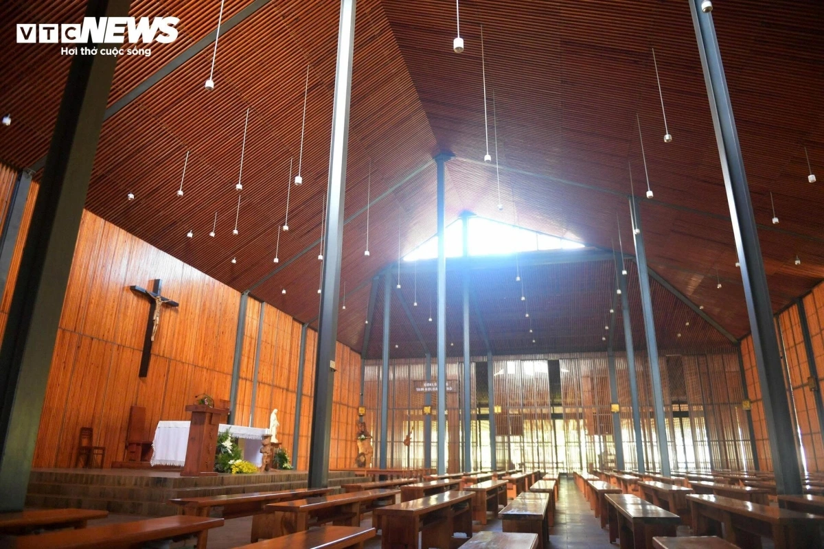 The space inside the church is simply decorated, with light pouring in from all four sides, making people feel comfortable.