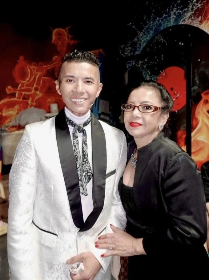 Ca sĩ Bích Phương, mẹ Kasim Hoàng Vũ, vừa chuyển từ thành phố Austin đến Houston, bang Texas sống cùng con trai để chăm sóc, đỡ đần lúc anh trị bệnh.
